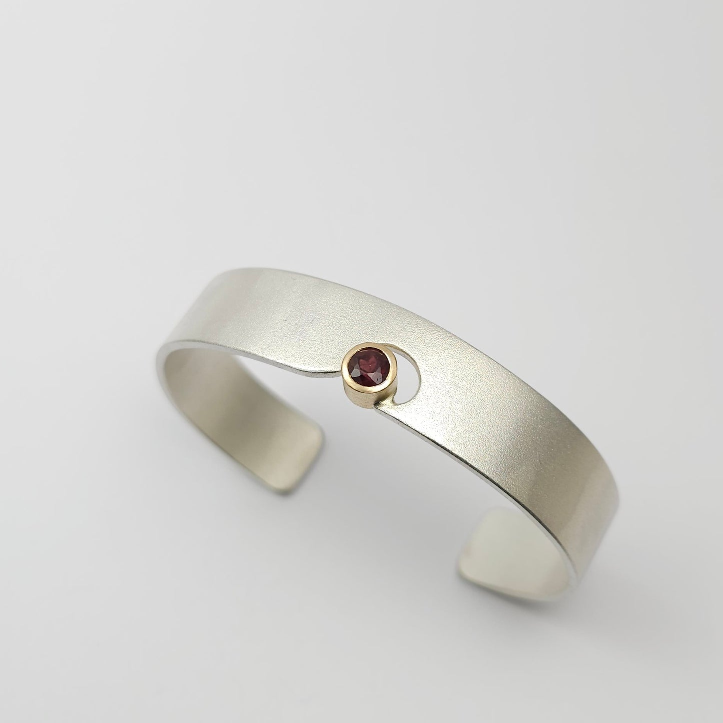 Brazalete arenado con turmalina