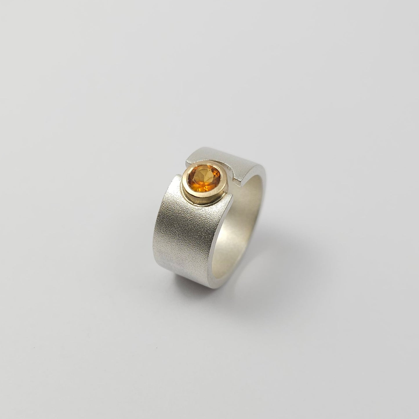 Anell sorrejat amb citrí