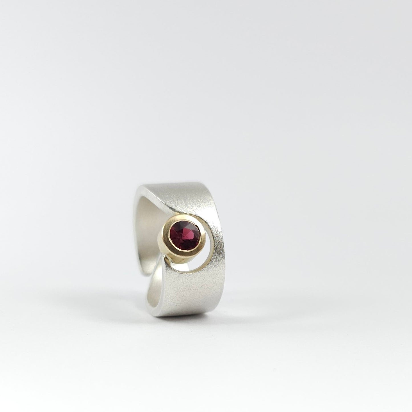 Anell sorrejat amb turmalina