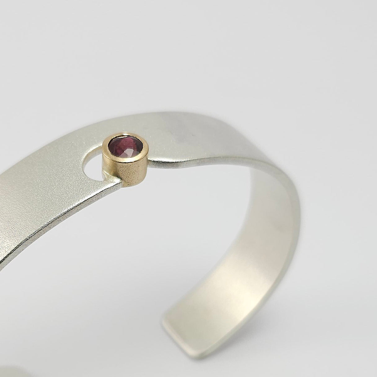 Brazalete arenado con turmalina