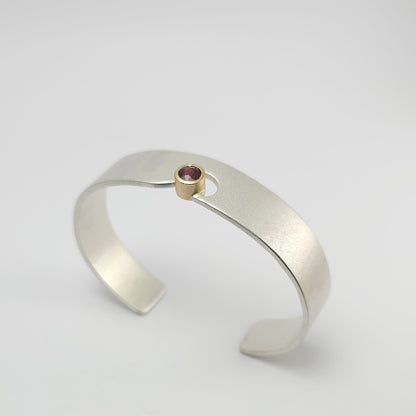 Brazalete arenado con turmalina