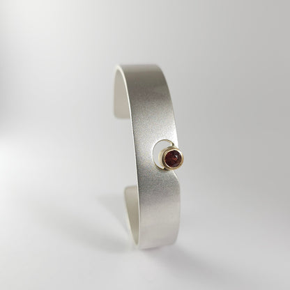 Brazalete arenado con turmalina