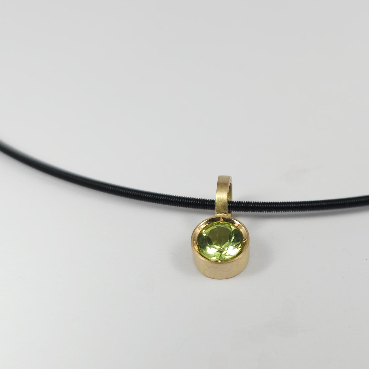 Solitaire colored pendant