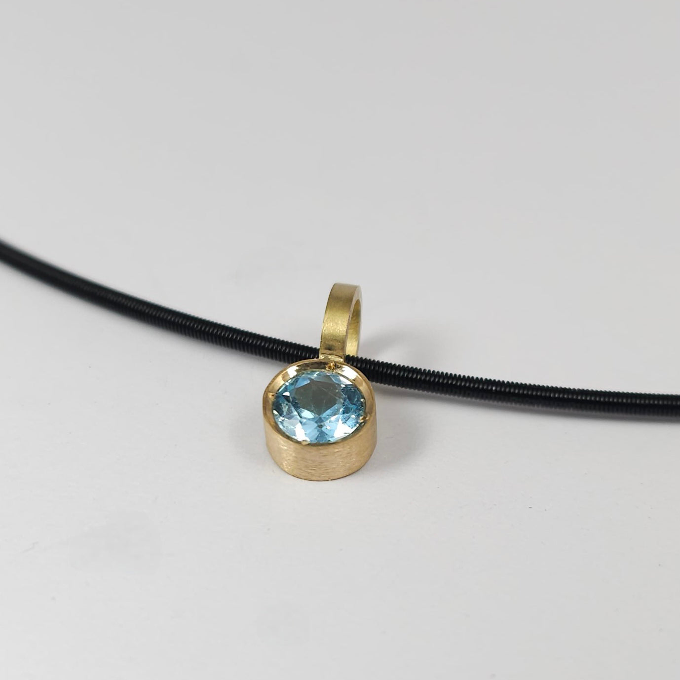 Solitaire colored pendant