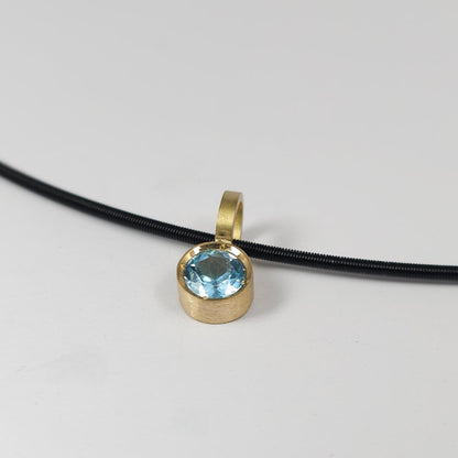Solitaire colored pendant