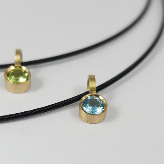 Solitaire colored pendant