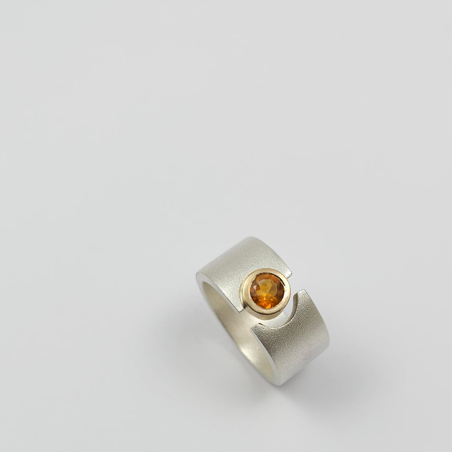 Anell sorrejat amb citrí
