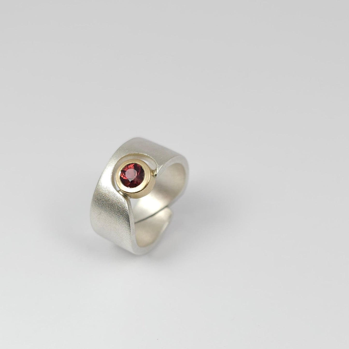 Anell sorrejat amb turmalina