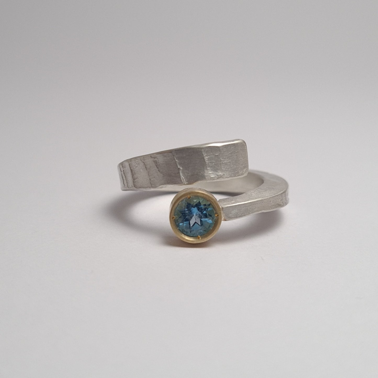 Anillo cruzado topacio