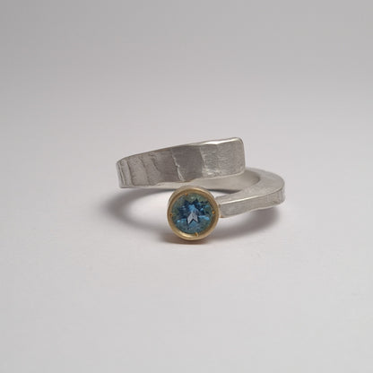Anillo cruzado topacio