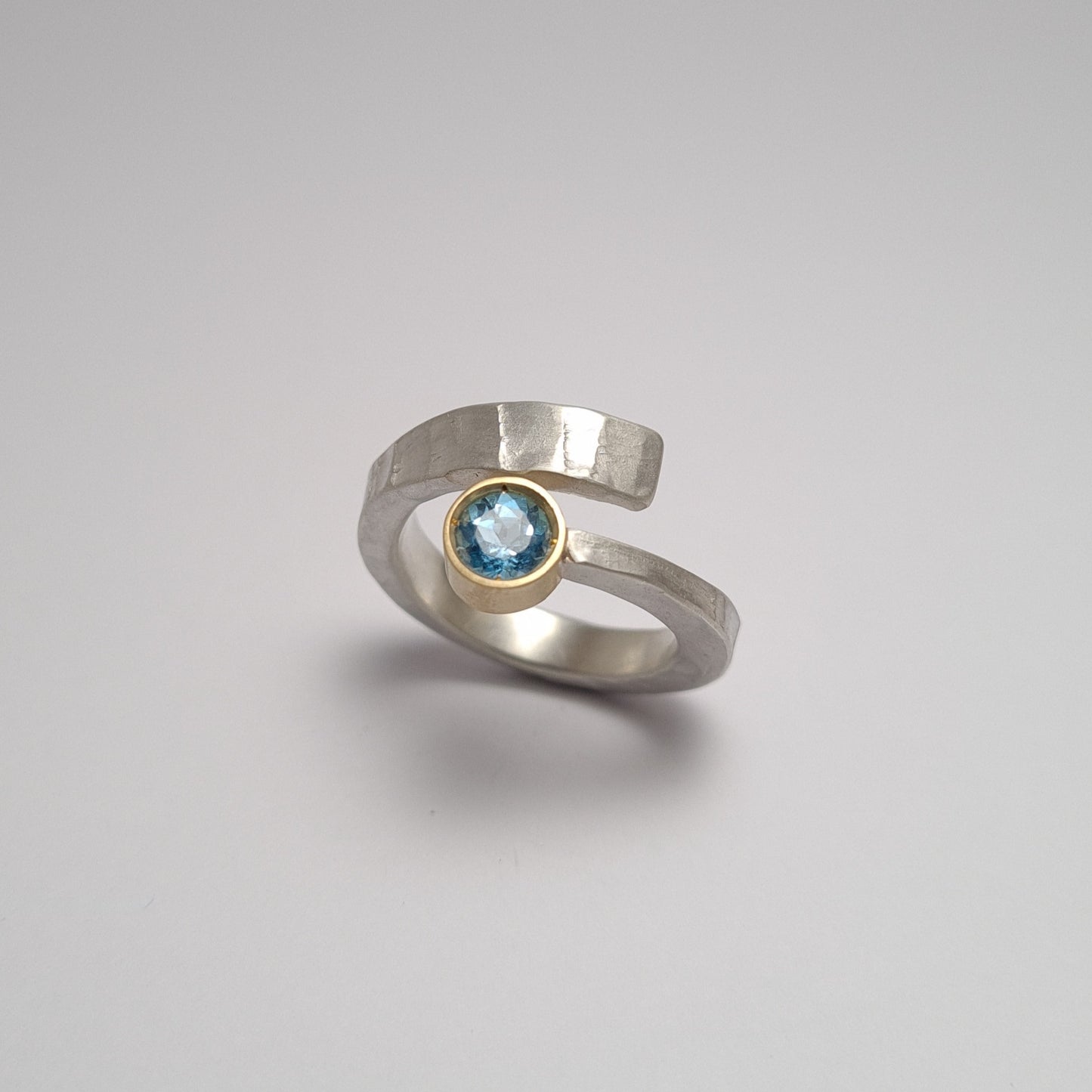 Anillo cruzado topacio