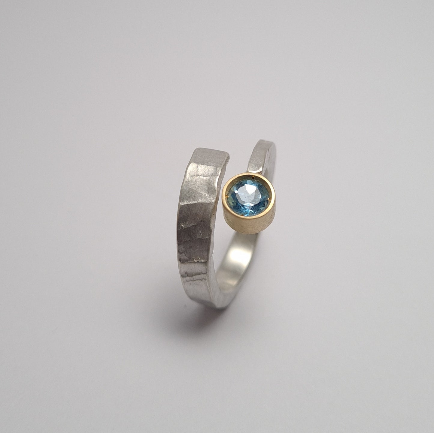 Anillo cruzado topacio