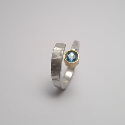 Anillo cruzado topacio