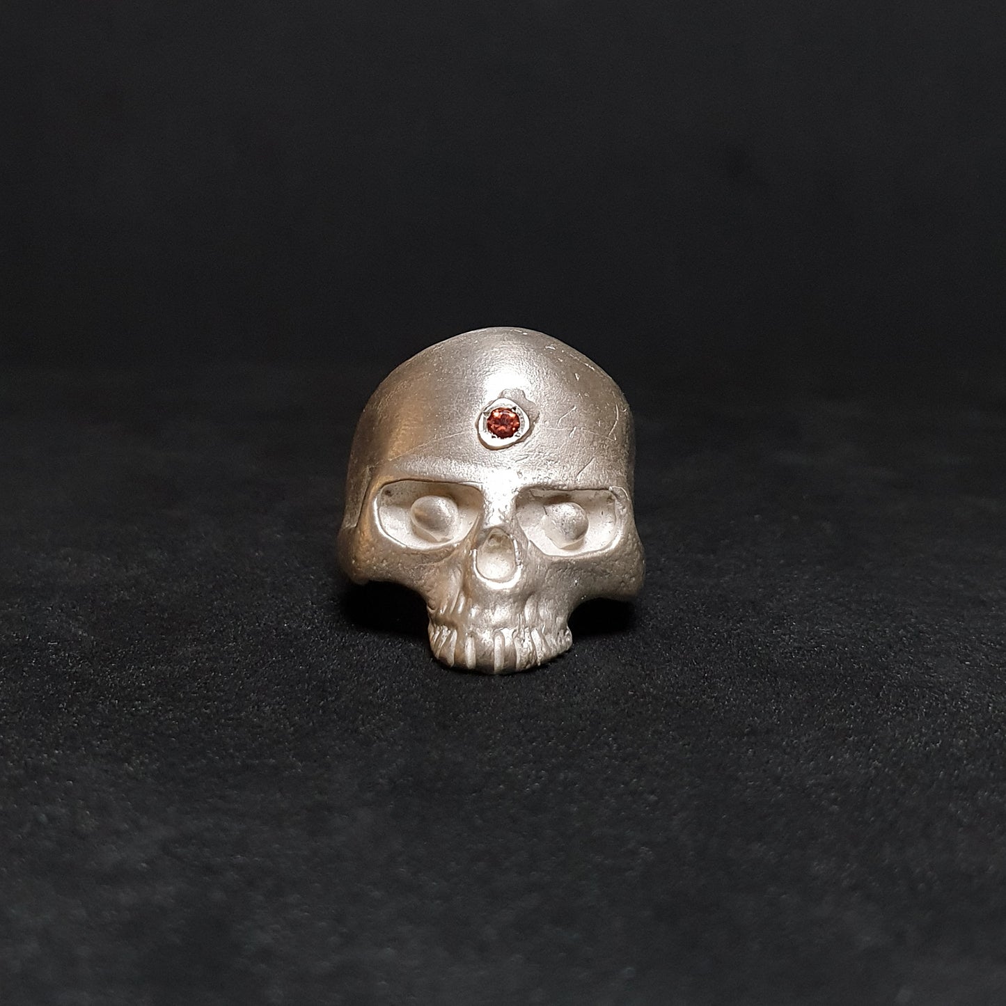 sKull N1 garnet ring