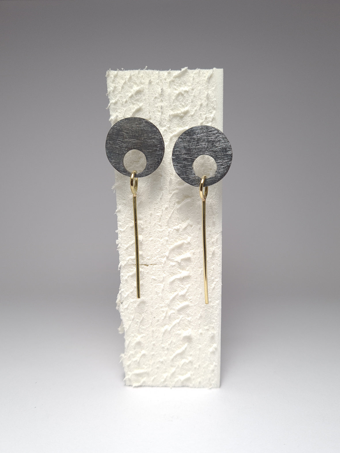 Round gold earrings from the fiLs collection