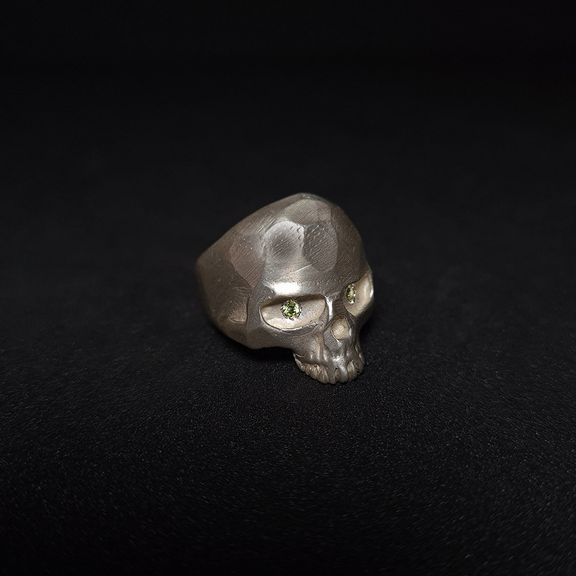 SKull N1 peridot ring