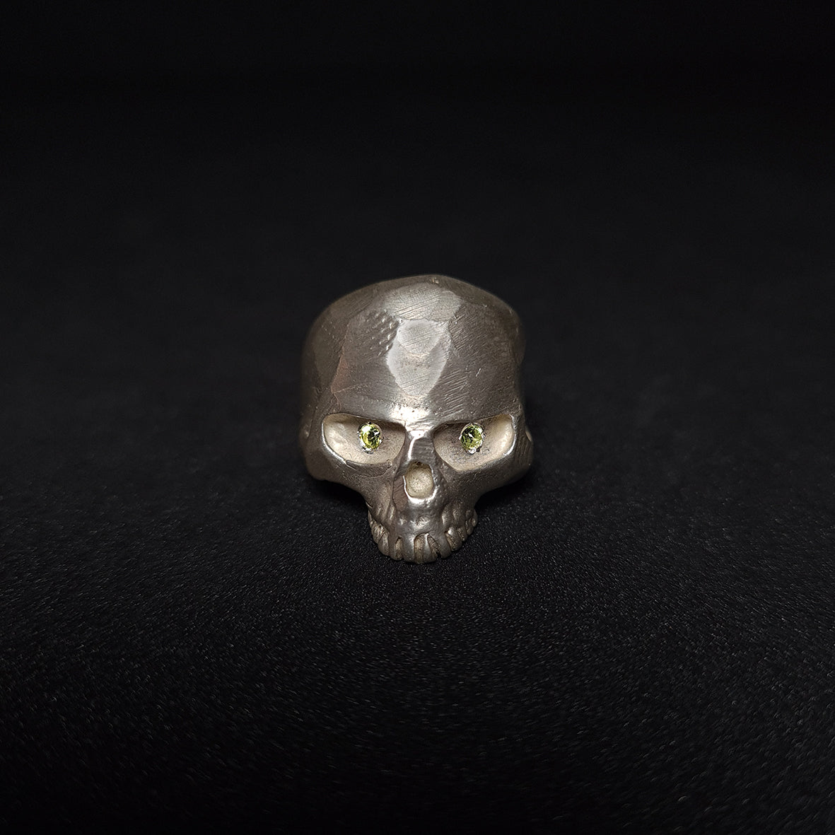 Anillo sKull N1 peridoto