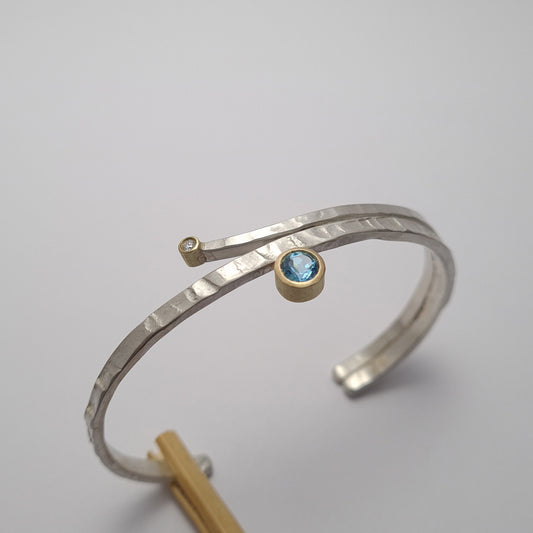 Brazalete forJa con topacio azul.