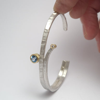 Brazalete forJa con topacio azul.