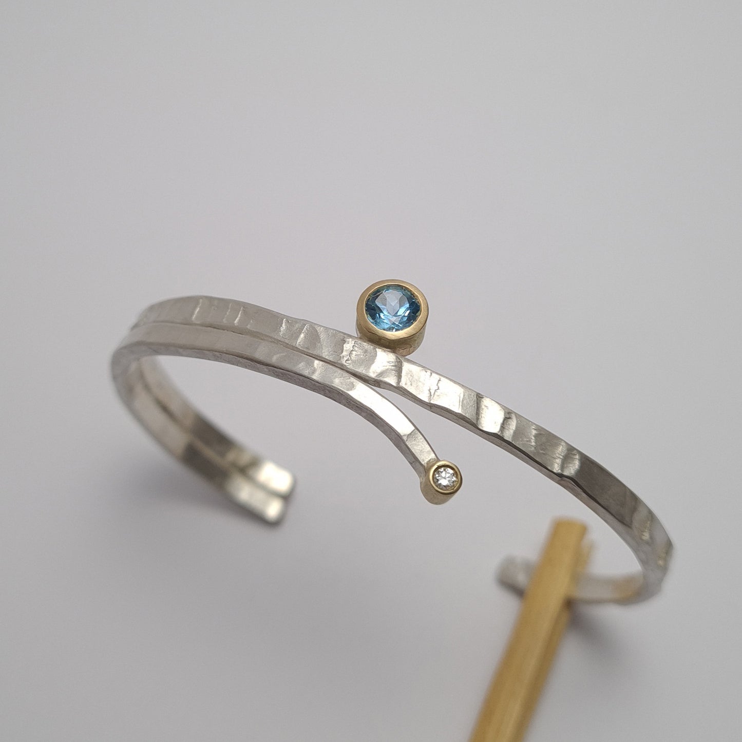 Brazalete forJa con topacio azul.